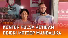 Kehadiran MotoGP di Mandalika, NTB tidak hanya menjadi tontonan saja. Rejeki datang bagi pedagang UMKM lokal, salah satunya konter pulsa berikut. Konter pulsa Moonstar Cell di sekitar Sirkuit Mandalika diserbu tim MotoGP.
