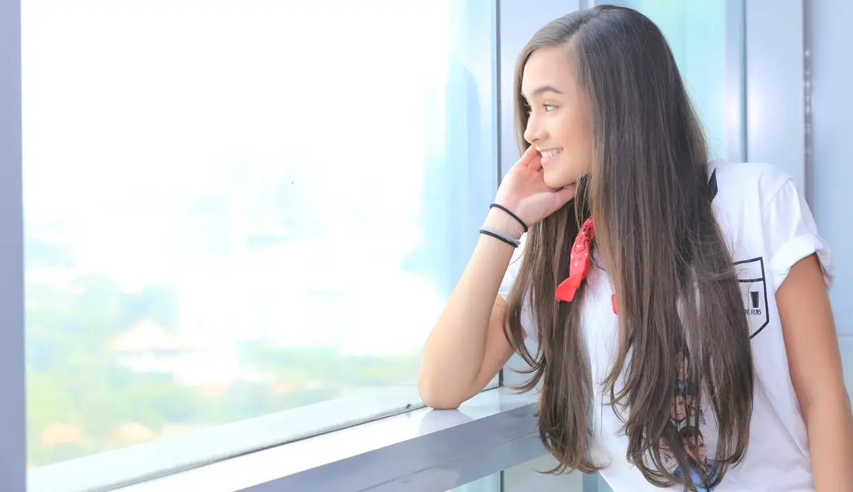 Selain sibuk menyelesaikan pendidikan, yang kini siswi kelas 2 SMA, Caitlin Halderman juga sibuk dengan kegiatan syuting. Ia terlibat dalam film garapan sutradara Raditya Dika berjudul The Guys. (Adrian Putra/Bintang.com)