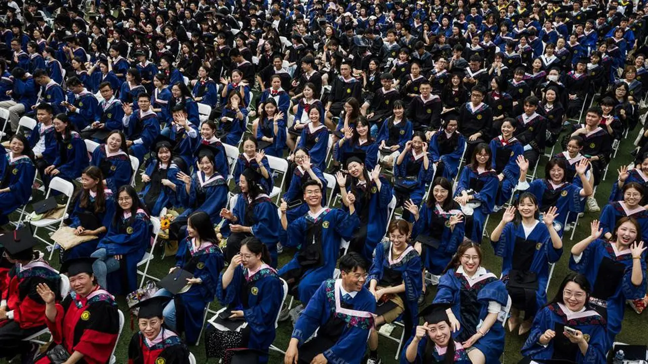 Para siswa di Wuhan muncul secara massal dengan jubah dan papan mortir untuk upacara kelulusan di Central China Normal University dan tentunya tanpa masker (AFP)