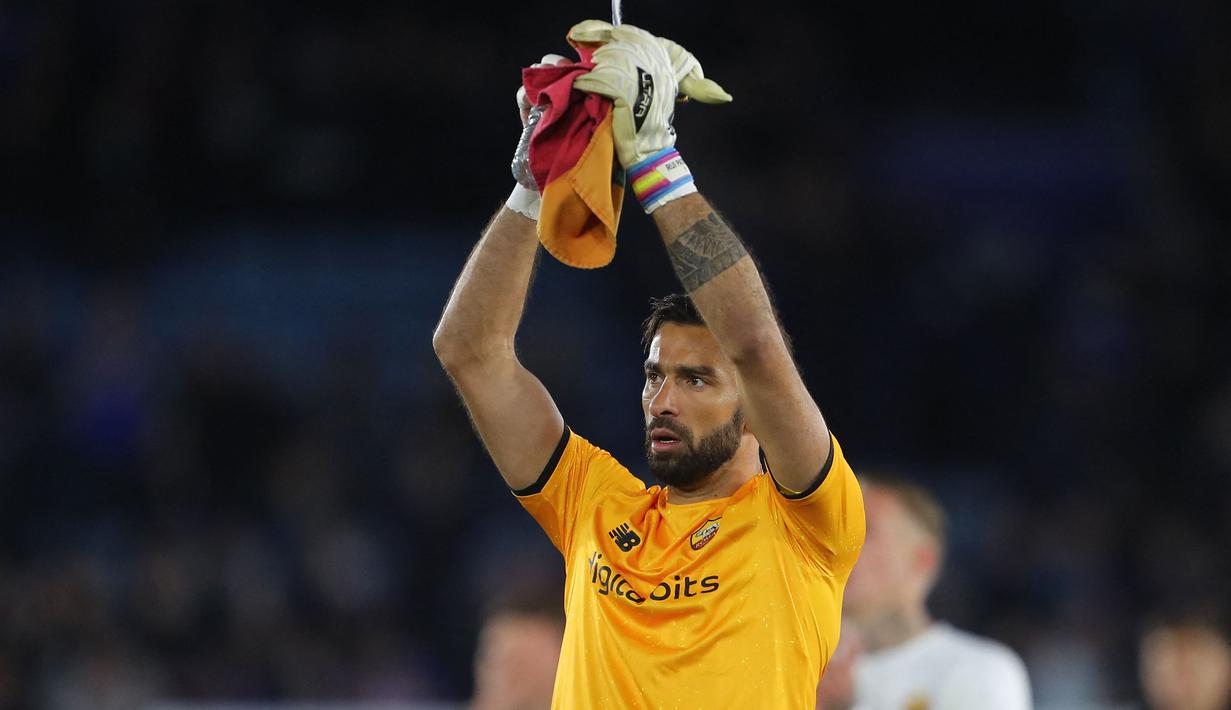 Rui Patricio, kiper asal Portugal berusia 35 tahun yang kini tengah menjalani musim ke-3 bersama AS Roma masih menjadi andalan klubnya di Liga Italia sejak didatangkan dari Wolverhampton Wanderers pada awal musim 2020/2021. Hingga kini ia telah tampil dalam 121 laga bersama AS Roma di semua ajang dengan torehan 46 kali clean sheet dan kebobolan 125 gol. Pada musim 2023/2024 sendiri ia telah mencatatkan 4 kali clean sheet dari total 16 laga di Liga Italia. (AFP/Geoff Caddick)