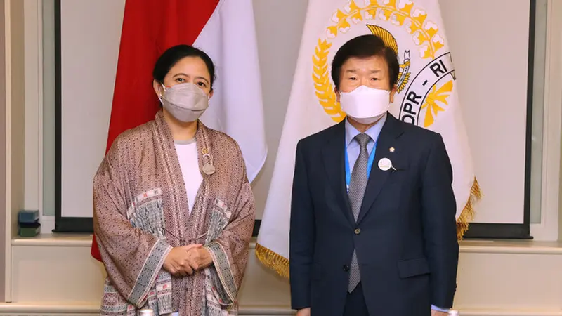 Ketua Majelis Nasional Korea Selatan Park Byeong-seug (kanan) dan Ketua DPR RI, Puan Maharani, berpose untuk foto saat mereka bertemu di sela-sela Sidang IPU di Bali, Indonesia pada 22 Maret 2022.