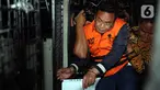 Bupati Pati, Sudewo dikawal petugas masuk ke dalam mobil tahanan usai menjalani pemeriksaan intensif di Gedung Merah Putih Komisi Pemberantasan Korupsi (KPK), Jakarta, Selasa (20/1/2026). Usai melakukan pemeriksaan intensif, pihak KPK langsung menetapkan sekaligus menahan Bupati Pati Sudewo. (Liputan6.com/Helmi Fithriansyah)