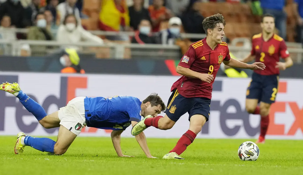 Timnas Spanyol berhasil melenggang ke final UEFA Nations League usai menumbangkan tuan rumah Italia dengan skor 2-1. Kemenangan ini sekaligus memutus rekor tak terkalahkan skuad Roberto Mancini yang awet sejak 2018. (AP/Antonio Calanni)