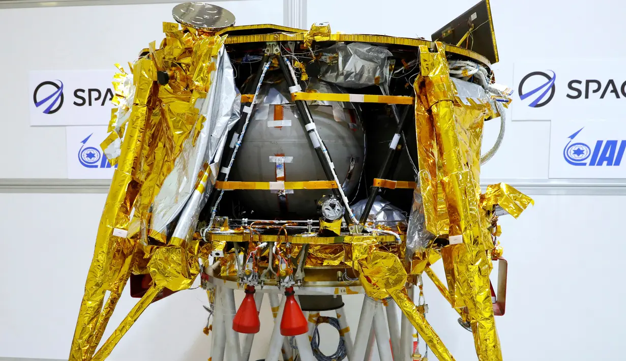 Pesawat luar angkasa Beresheet dipamerkan di Yehud, Tel Aviv, Israel, Senin (17/12). Ilmuwan Israel melakukan persiapan akhir untuk meluncurkan pesawat luar angkasa tersebut ke Bulan. (JACK GUEZ/AFP)