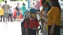 Seorang siswa diukur suhu tubuhnya di pintu masuk sebuah sekolah di Bangkok, Thailand (1/7/2020). Sekolah-sekolah di Thailand telah dibuka kembali pada Rabu (1/7). (Xinhua/Rachen Sageamsak)