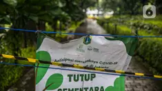 Spanduk penutupan dipasang di Taman Menteng, Jakarta, Kamis (31/12/2020). Pemprov DKI Jakarta mulai hari ini menutup sementara seluruh taman dan hutan kota di Ibu Kota jelang Tahun Baru 2021 untuk mengantisipasi penyebaran virus Covi-19. (Liputan6.com/Faizal Fanani)