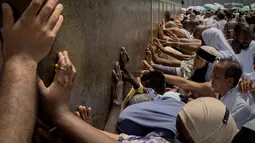 Umat Muslim menyentuh dinding Ka'bah, selama ibadah haji tahunan, di Mekah, Arab Saudi, Kamis 21 Mei 2026. (AP Photo/Altaf Qadri)
