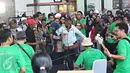 Calon penumpang berjoget saat acara musik dalam aksi kampanye Ngamen Anti Korupsi, Stasiun Jakarta Kota, Jumat (20/5). Ini salah satu usaha KPK untuk mengkampanyekan kepada publik agar bersama-sama memberantas korupsi. (Liputan6.com/Immanuel Antonius)