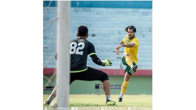 Aryn Williams Mempelajari Rekaman Pertandingan Persebaya