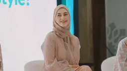 Ibu dua anak ini tampil sangat anggun saat menjadi pembicara sebuah event yang diselenggarakan oleh salah satu bank syariah di Indonesia. (Foto: Instagram/ paula_verhoeven)
