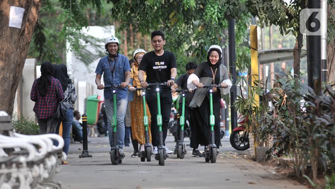 Pengguna jalan mengendarai otopet atau skuter listrik di Jakarta, Rabu (16/10/2019). Pemerintah Provinsi DKI Jakarta melalui Dinas Perhubungan akan memasukkan skuter listrik ke dalam jenis kendaraan ramah lingkungan. (merdeka.com/Iqbal Nugroho)