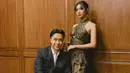 Sheila yang merupakan sahabat dekat dan menjadi saksi perjalanan cinta dari Adinda pun mengajak Vidi ikut kondangan. Gaya mereka yang edgy pun disorot. Sheila tampil stunning dengan dress halterneck berwarna hijau kecoklatan. Sementara Vidi gagah mengenakan kemeja dan setelan jas hitam. (Liputan6.com/IG/@sheiladaisha)