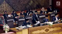 Plt Ketua DPR Fadli Zon (berdiri) usai menyampaikan pidato saat memimpin Rapat Paripurna ke-15 di Senayan, Jakarta, Selasa (9/1). Fadli menggantikan Setya Novanto yang didakwa terlibat kasus e-KTP. (Liputan6.com/Johan Tallo)