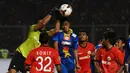 Sundulan pemain depan Arema Cronus, Samsul Arif masih mampu diblok penjaga gawang Persija, Andritany dalam laga lanjutan ISL di Stadion GBK Jakarta, Minggu (4/5/2014). (Liputan6.com/Helmi Fithriansyah)