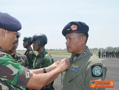 Citizen6, Surabaya: Prosesi penyematan brevet pada upacara Wing Day tersebut, dipimpin langsung Dankobangdikal Laksda TNI Djoko Teguh Wahojo di lapangan Hangar Skuadron 400 Lanudal Juanda, Surabaya, Kamis (25/10). (Pengirim: Penkobangdikal).
