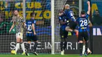 Para pemain Inter Milan melakukan selebrasi setelah pemain Juventus, Federico Gatti (kiri), mencetak gol bunuh diri saat pertandingan sepak bola Serie A di Milan, Italia, Minggu, 4 Februari 2024. (AP Photo/Antonio Calanni)