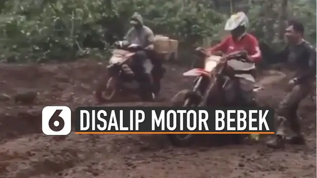 Pemotor trail sampai tertawa saat berhasil dikalahkan dua motor bebek di jalan berlumpur.