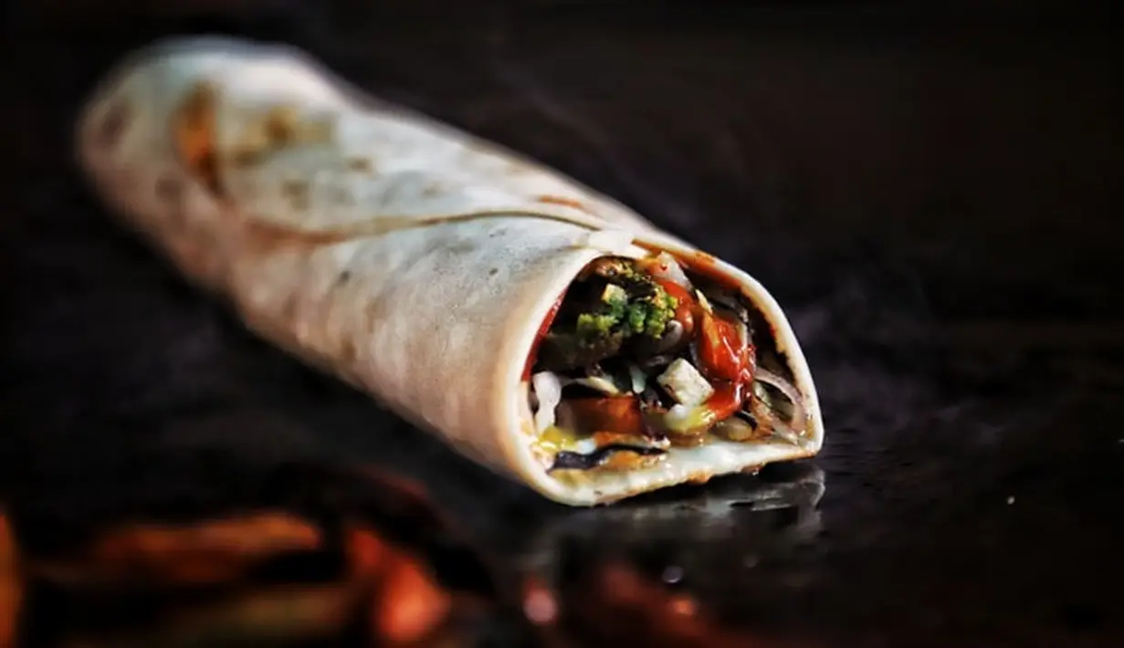 Burrito memiliki kandungan protein dan vitamin. Protein nabati, seperti kacang-kacangan bisa lebih mengenyangkan daripada protein hewani, karena mengandung protein dan serat. Foto: unsplash.com.