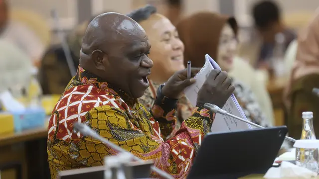Hadir di Rapat Perdana Bersama Komisi XIII DPR RI, Menteri HAM Natalius Pigai Kenalkan Diri