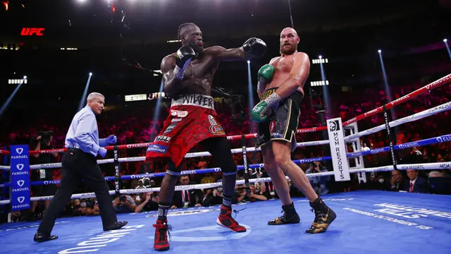 FOTO: Tyson Fury Pukul KO Deontay Wilder