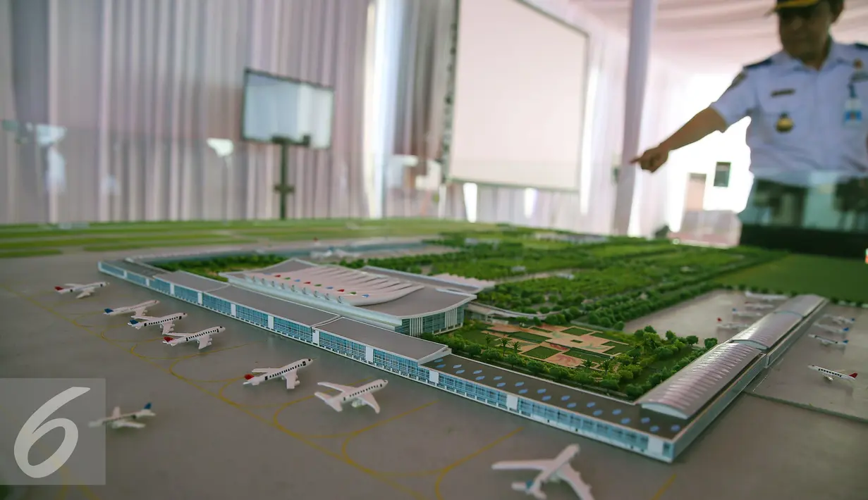 Seorang petugas menunjuk maket Bandar Udara (Bandara) Internasional Kertajati di Majalengka, Jawa Barat, Kamis (14/1). Bandara ini memiliki desain panjang runway 3.000 meter dan lebar 60 meter. (Liputan6.com/Faizal Fanani)