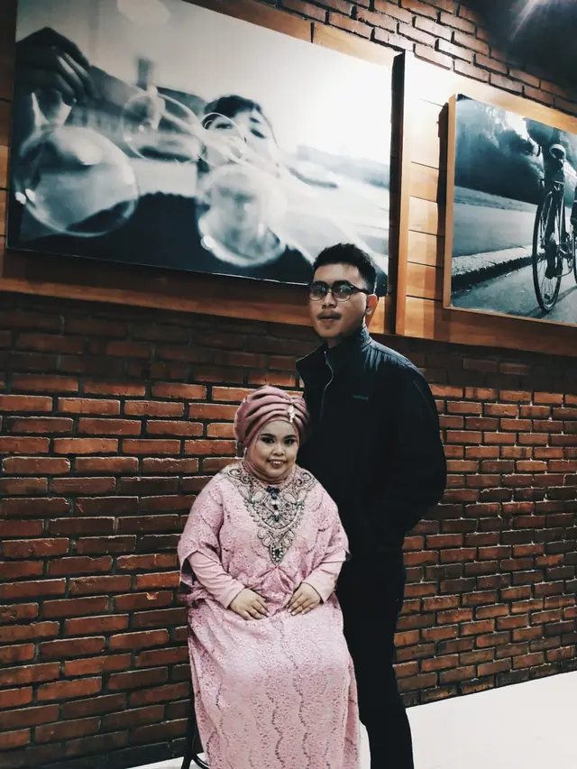 Pria Ini Minta Fotonya Biar Enggak Sendiri, 7 Hasil Editannya Bikin Geleng Kepala