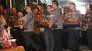 Keluarga mempelai pria Bobby Nasution membawa seserahan untuk Kahiyang Ayu pada acara serah terima Paningset dan Midodareni di kediaman Kahiyang Ayu di Surakarta, Selasa (7/11). (Liputan6.com/Angga Yuniar)
