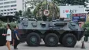 Pada Senin (1/9/2025), beberapa personel TNI berserta kendaraan taktis terlihat memperketat penjagaan di berbagai titik strategis dan utama di Jakarta. (AP Photo/Tatan Syuflana)