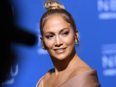 Penyanyi Jennifer Lopez menghadiri acara NBCUniversal 2017 Upfront di New York City (15/5). Mengenakan gaun senada dengan warna kulit Jennifer Lopez tampil cantik dan seksi saat menghadiri acara tersebut. (AFP Photo/Angela Weiss)