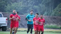 Penjaga gawang baru Bali United, Adilson Maringa dalam sesi latihan bersama timnya, Kamis (18/5/2023). (Bola.com/Alit Binawan)