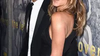 Jennifer Aniston bersama suaminya, Justin Theroux berpose saat menghadiri pemutaran perdana HBO "The Leftovers" Season 3 di Avalon Hollywood di Los Angeles, California (4/4). (Kevin Winter / Getty Images / AFP)