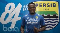 Gelandang Persib Bandung, Michael Essien, menghadiri jumpa pers di Kantor Persib Bandung, Jawa Barat, Rabu (29/3/2017). Mantan pemain Chelsea itu siap memberikan yang terbaik untuk Bobotoh. (Bola.com/Vitalis Yogi Trisna)