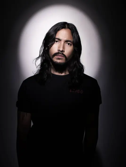 Penyanyi  Marcello Tahitoe alias Ello saat sesi pemotretan. Dengan rambut panjangnnya anak penyanyi Diana Nasution ini tampak seperti vokalis grup rock Foo Fighters Dave Grohl. (Instagram/@marcello_tahitoe)