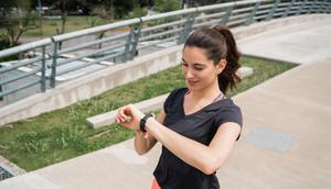 Jam lari, perlengkapan dengan reflektor, dan alat pemulihan otot seperti foam roller dapat membantu pelari pemula untuk menjadi lebih nyaman. [Dok/freepik.com]