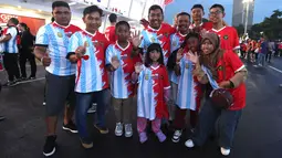 Sejumlah suporter asal Makssar berpose di depan fotografer sebelum laga FIFA Matchday antara Timnas Indonesia melawan Argentina di Satdion Utama Gelora Bung Karno (SUGBK), Senayan, Jakarta, Senin (19/06/2023). (Bola.com/Bagaskara Lazuardi)