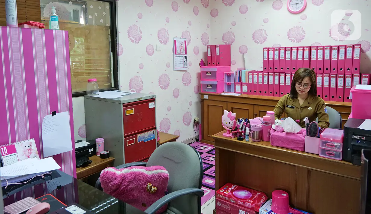 Bendahara Pengeluaran Kelurahan Rawa Bunga, Annastasia Sindi beraktivitas di ruang kerjanya di kantor kelurahan Rawa Bunga, Jakarta, Senin (7/10/2019). Annastasia Sindi merubah warna kesukaannya warna pink (merah muda)  untuk menyemangati dalam bekerja. (Liputan6.com/Herman Zakharia)