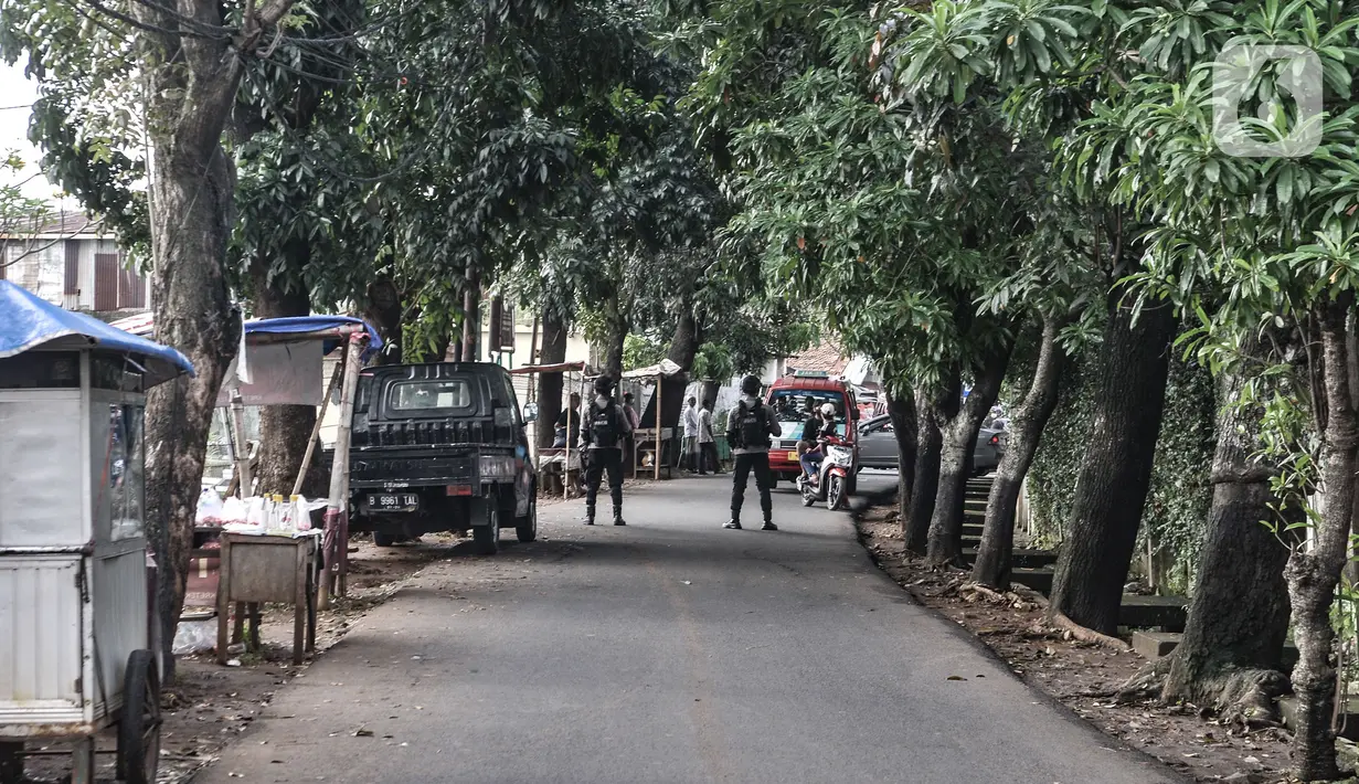 Suasana penjagaan Tim Gegana di sekitar lokasi saat peledakkan barang bukti di rumah milik terduga teroris di kawasan Condet, Jakarta Timur, Senin (29/3/2021). Tim Gegana meledakkan benda yang memiliki daya ledak di lantai atas rumah terduga teroris. (merdeka.com/Iqbal S Nugroho)