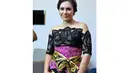 Ibu tiga anak itu memakai kebaya modifikasi bernuansa Bali rancangan Anne Avantie, Jumat (25/4/14). (Liputan6.com/Panji Diksana)
