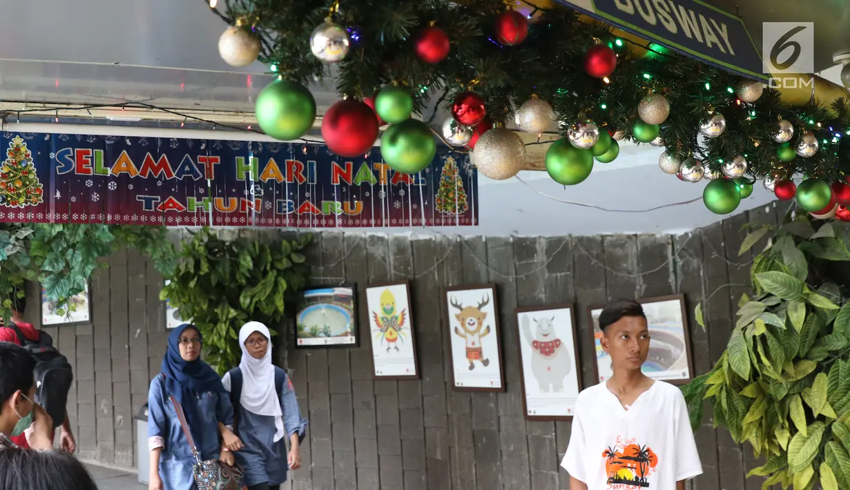 Warga melintas di Terowongan Penyebrangan Orang (TPO) Kota Tua, Jakarta, Jumat (21/12). Jelang perayaan Natal 2018, TPO Kota Tua dihiasi pernak-pernik. (Liputan6.com/Helmi Fithriansyah)