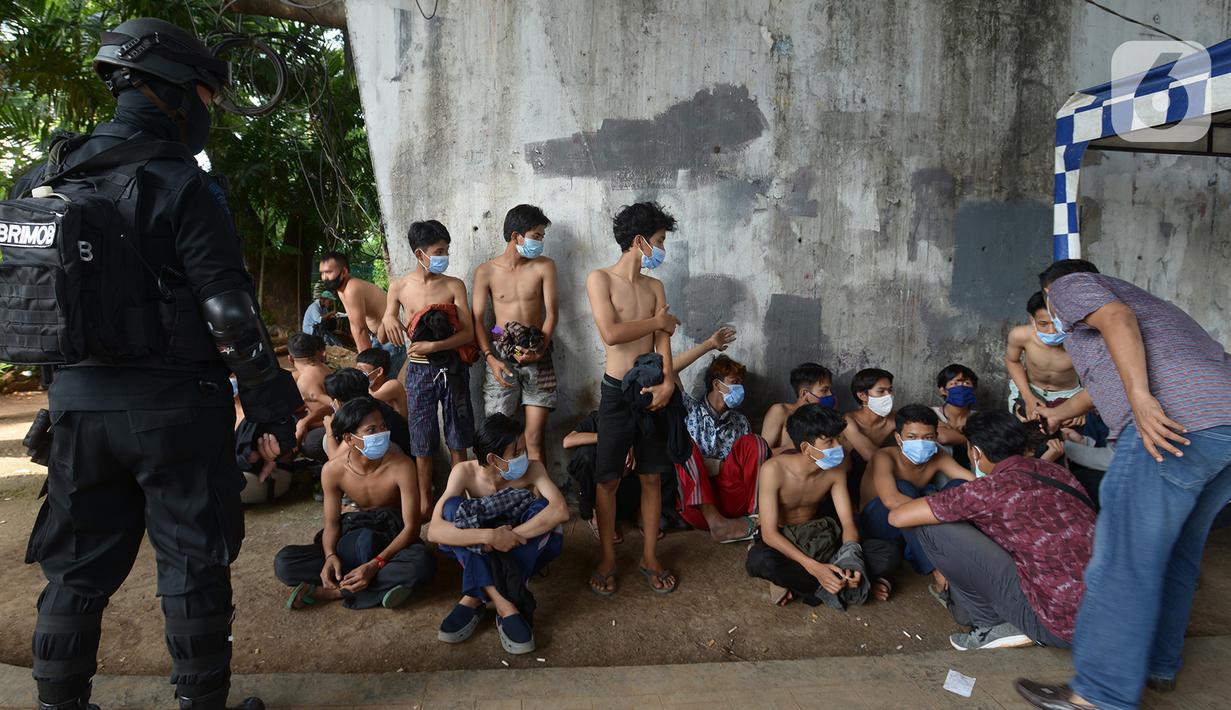 Petugas kepolisian mengamankan sejumlah orang yang diduga akan melakukan unjuk rasa di Kawasan Senayan, Jakarta, Kamis (8/10/2020). Mereka diduga hendak unjuk rasa menolak Undang-Undang Omnibuslaw Cipta Kerja di Gedung DPR. (merdeka.com/Imam Buhori)