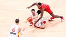 Pebasket Spanyol, Dario Brizuela (tengah) berusaha mengumpan bola ke rekannya, Victor Claver (kiri) dibayangi pebasket Kanada, Melvin Ejim pada laga Grup L Piala Dunia FIBA 2023 di Indonesia Arena, Senayan, Jakarta, Minggu (03/09/2023). Kanada lolos ke babak perempat final setelah menang dengan skor 88-85. (Bola.com/Bagasakara Lazuardi)
