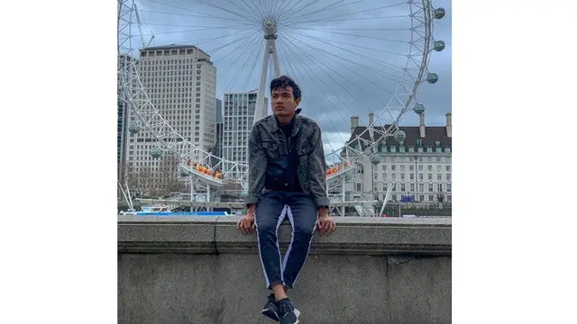 6 Penampilan Brylian Aldama Gelandang Persebaya saat Berlibur, Santai Tapi Kece