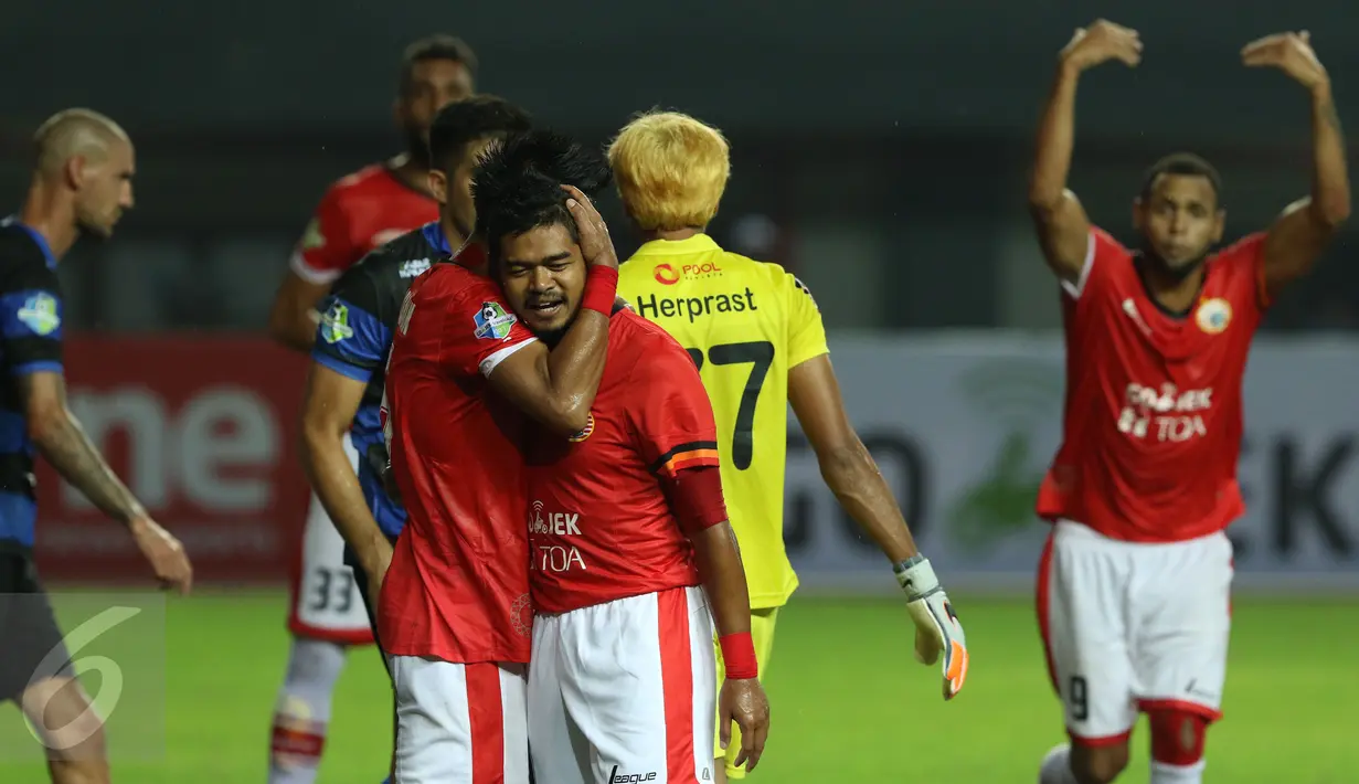 Penyerang Persija, Bambang Pamungkas (tengah) mengekspresikan kekecewaan saat gagal mencetak gol ke gawang Madura United di laga lanjutan Liga 1 di Stadion Patriot Candrabhaga, Bekasi, Kamis (4/5). Persija kalah 0-1. (Liputan6.com/Helmi Fithriansyah)
