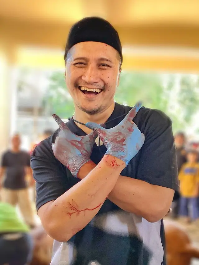 Arie Untung potong sendiri hewan qurban (Instagram/ariekuntung)
