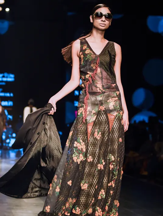 Model berjalan di atas catwalk membawakan busana Autumn Winter 2018 karya desainer asal India, Nina Dhaka selama Amazon India Fashion Week di New Delhi (15/3). (AFP Photo/Chandan Khanna)