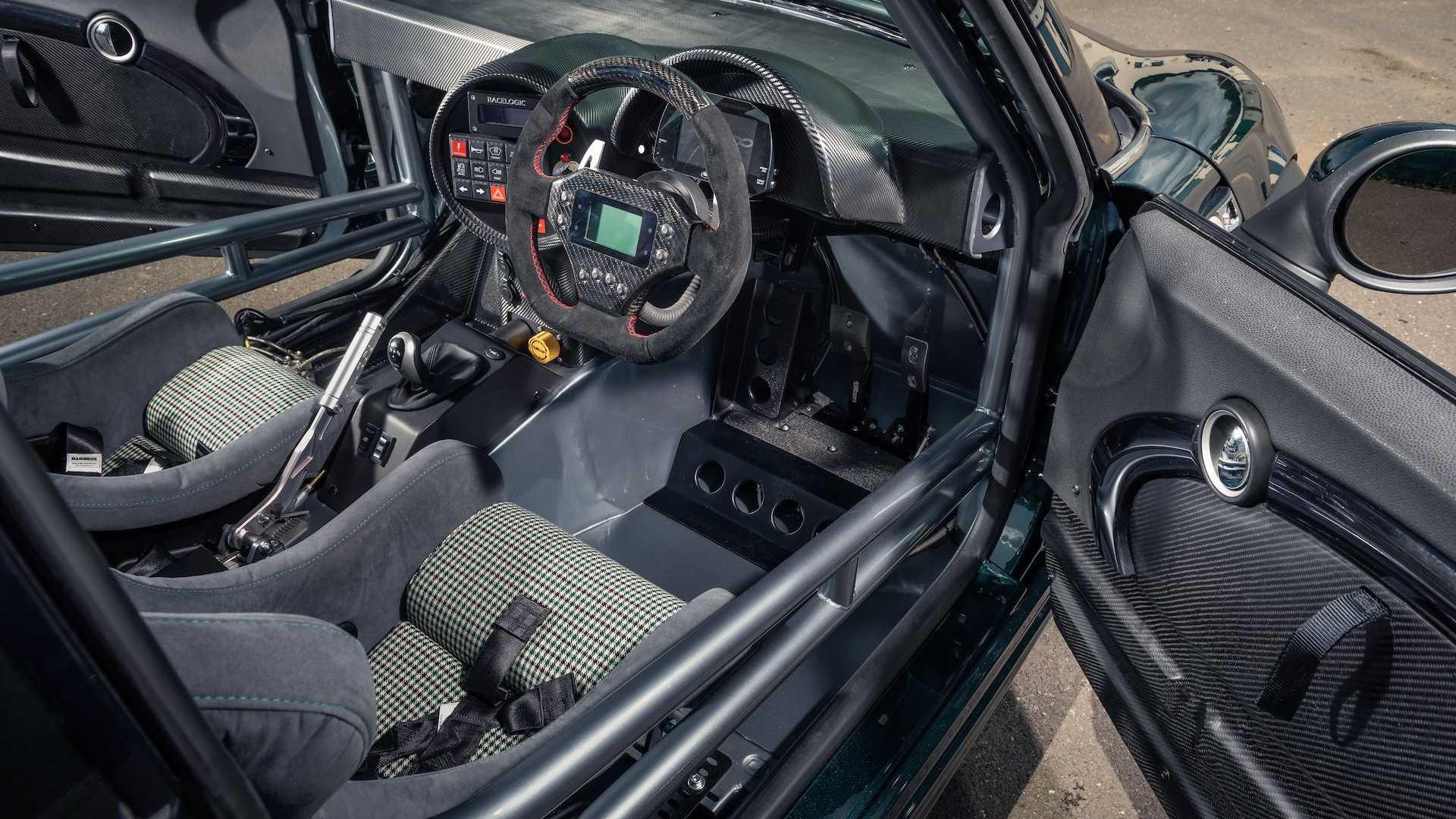 Interior MINI V8 (Motor1.com)