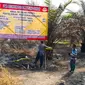 Polisi menyegel lahan bekas terbakar di Kecamatan Payung Sekaki, Pekanbaru. (Liputan6.com/M Syukur)