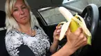 Seorang ibu kebingungan ketika ditangkap polisi saat terjebak dalam kemacetan lalu lintas dan harus membayar akibatnya.
