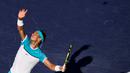Petenis Spanyol, Rafael Nadal, melakukan servis ke arah petenis Jerman, Alexander Zverev, dalam kejuaraan tenis BNP Paribas Terbuka di Indian Wells Tennis Garden, California, (16/3/2016). (AFP/Robyn Beck)