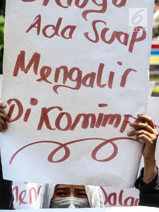 Masa yang tergabung gerakan bela korban pinjaman online menggelar aksi di depan PN Jakarta Pusat, Jakarta, Rabu (6/2). Mereka meminta kepada masyarakat untuk waspada terhadap rentenir online. (Liputan6.com/Johan Tallo)